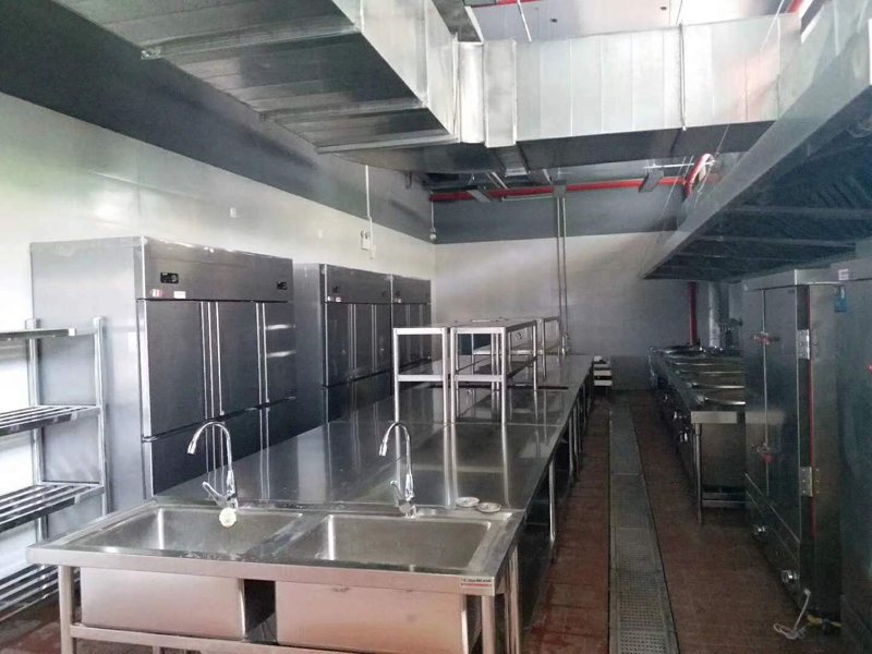酒店厨房设备的选择与搭配，不仅仅是提升餐饮质量的关键，更是打造舒适就餐环境的重要因素。今天我们就来聊聊如何挑选适合的酒店厨房设备。